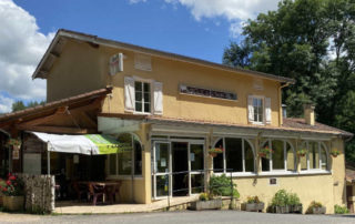 La façade de l'Auberge de la Valette à l'été 2022