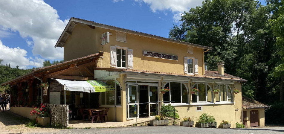 La façade de l'Auberge de la Valette à l'été 2022