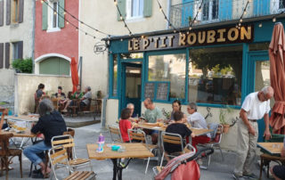 La terrasse du bar-restaurant Le P'tit Roubion à l'été 2023