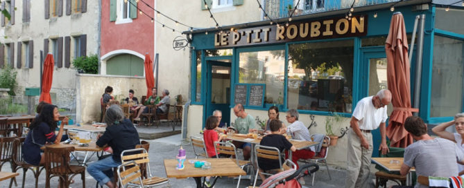 La terrasse du bar-restaurant Le P'tit Roubion à l'été 2023