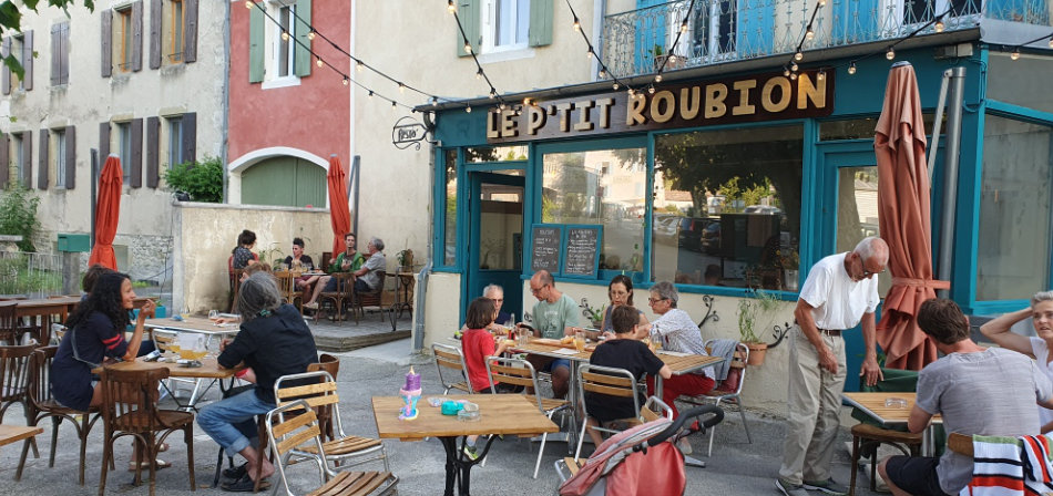 La terrasse du bar-restaurant Le P'tit Roubion à l'été 2023