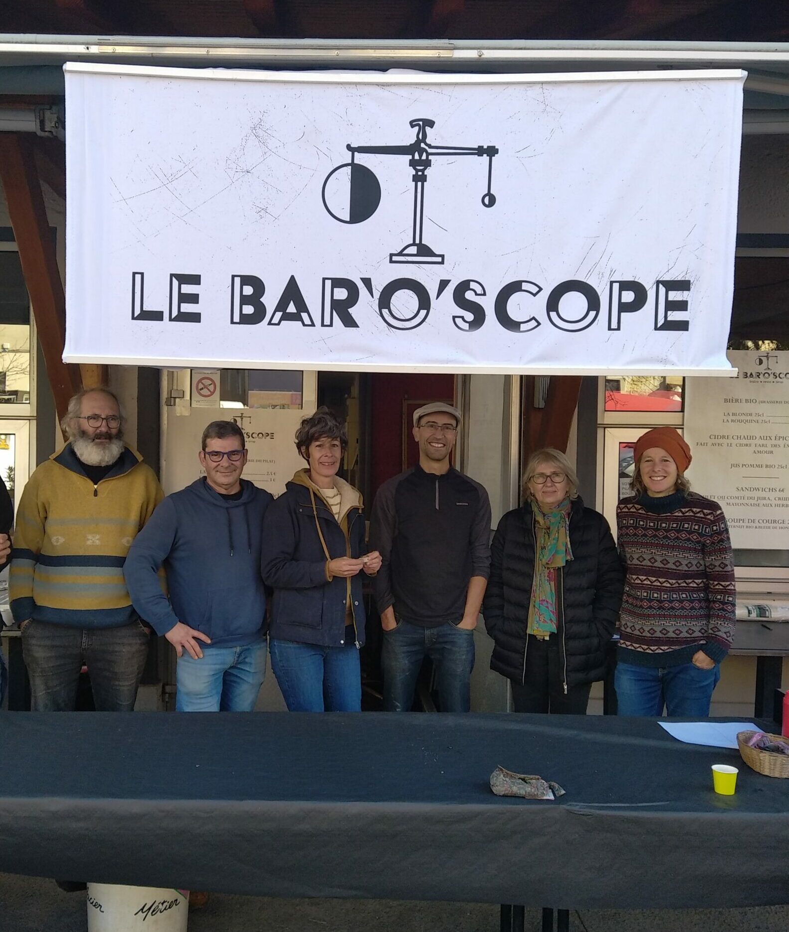 L'équipe du baroscope, avec des bénévoles, à la fête de la pomme à Pélussin.